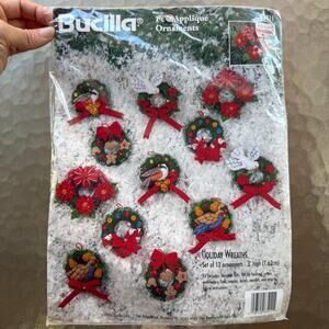 Bucilla Felt Ornaments Kit Holiday Wreaths Set of 12 Christmas Birds 1996 #83411